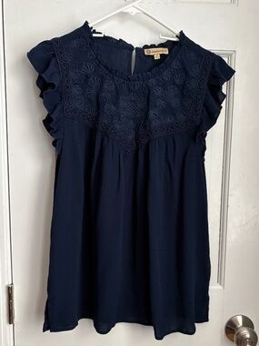 Sleeveless, ruffle edged top, Size M